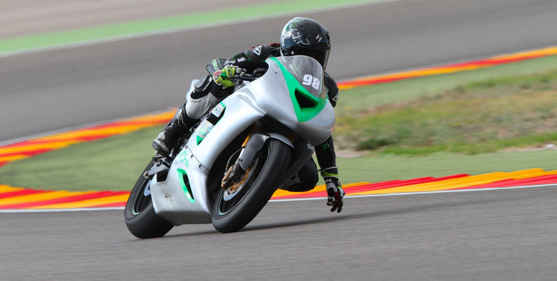 Wie bereite ich mein Motorrad auf die Rennstrecke vor