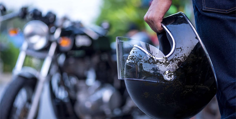 Wie man seinen Motorradhelm reinigt und pflegt