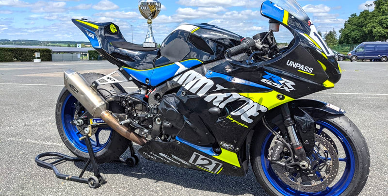 Sein Motorrad für das Rennen vorbereiten