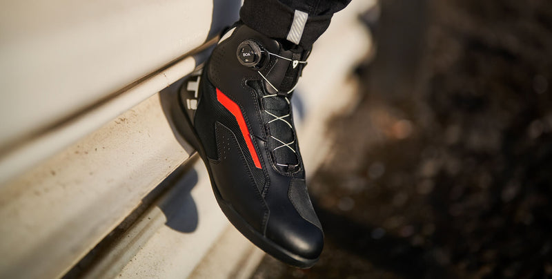 Sneakers, boots or motorcycle shoes: which should you choose?