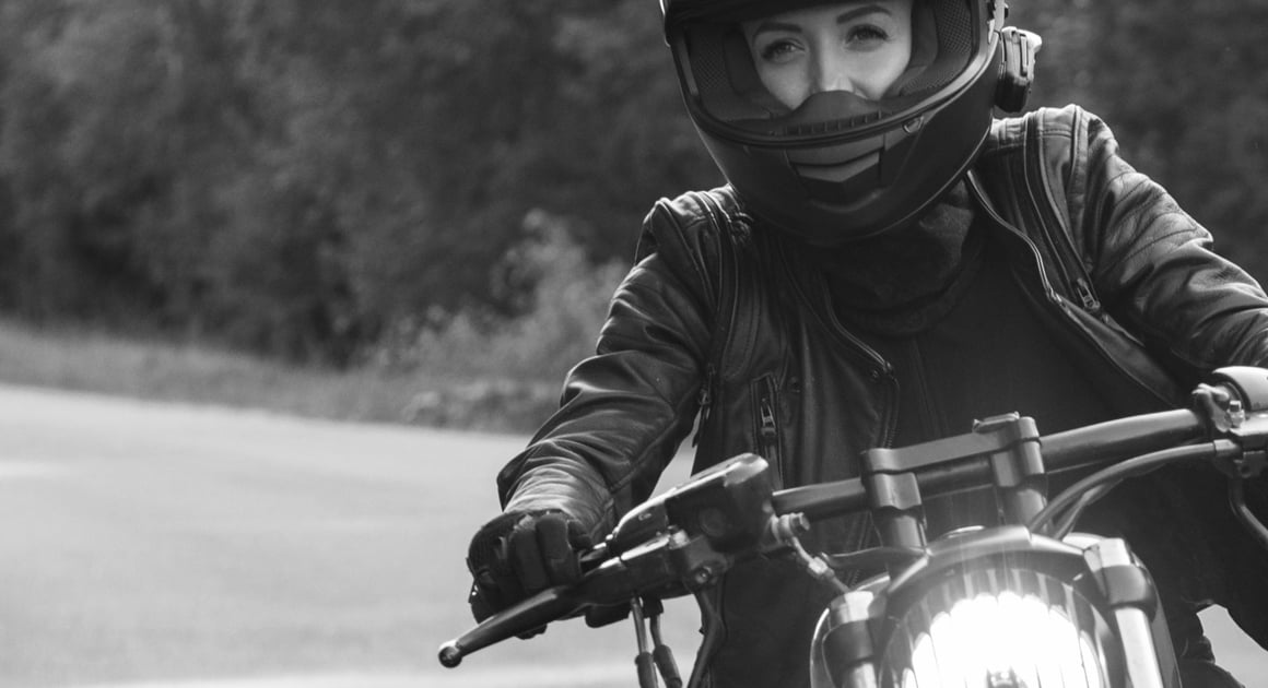 Des vêtements moto intemporels pour Femmes  Collection Heritage Innovation  pour motardes Urban.