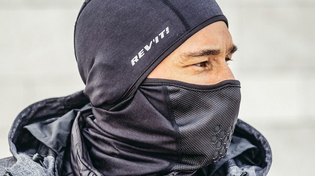 Se protéger le visage du froid à moto